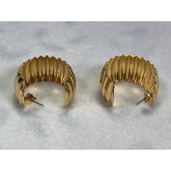 1980s Avon Gold Tone Crinkle Cuff Bracelet and Pierced Earrings Vintage - Picture 10 of 15